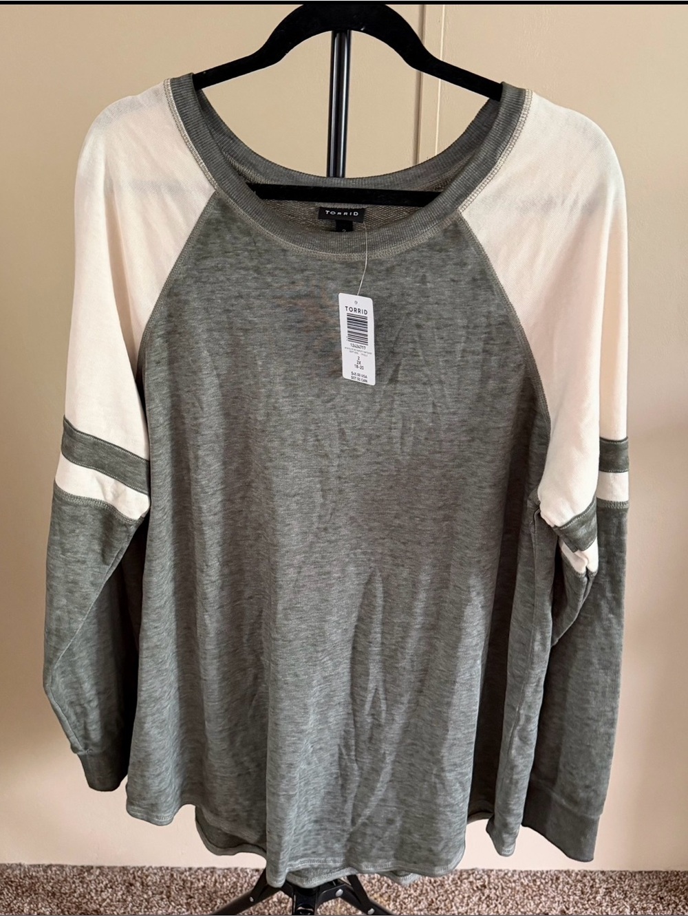 NWT Torrid Grey and White Raglan Tee Size 2X